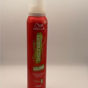 Wella Shockwaves Volume Hair Mousse Strong Hold Volumizes Heat Protection 200 ml